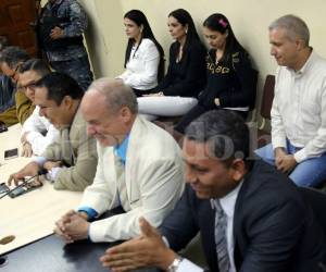 Vivian Juárez junto a otros cinco acusados por el caso de lavado de activos con fondos del Seguro Social al momento de escuchar el fallo. Es la tercera de izquierda a derecha, vestida de negro y con una vincha con chongo rosado. Foto: Jimmy Argueta / EL HERALDO.