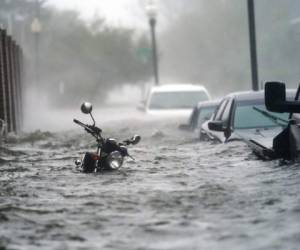 Crecidas causadas por el huracán Sally inundan una calle de Pensacola, Florida, el miércoles 16 de septiembre de 2020. (AP Foto/Gerald Herbert).
