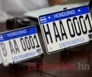 La mayoría del parque vehicular está pendiente de recibir las nuevas placas y una calcomanía que se debe instalar en el vidrio frontal. Estos registros tendrán un costo de 500 lempiras.