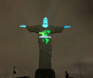 El continente americano se proyecta en la estatua del Cristo Redentor en la cima del cerro Corcovado en Río de Janeiro, Brasil. Foto: Agencia AFP.