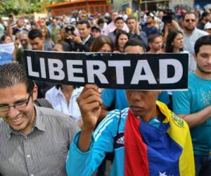 Los detenidos fueron privados de libertad cuando se dirigían a cubrir protestas opositoras en el oeste de Caracas. Foto / AFP