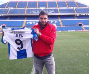 El atacante hondureño Jona Mejía mostrando una camisa con el nombre del pequeño Julen.