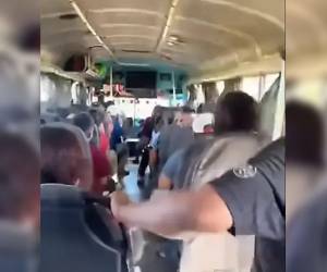Video muestra el temor de los pasajeros durante un peligroso recorrido en autobús.
