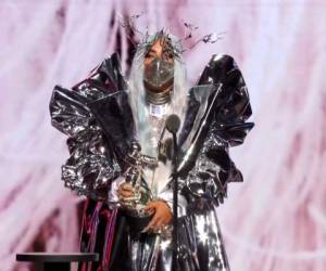 En esta imagen tomada de video el domingo 30 de agosto de 2020 y proporcionada por MTV, Lady Gaga recibe el premio Tricon durante la ceremonia de los Premios MTV a los Videos Musicales.