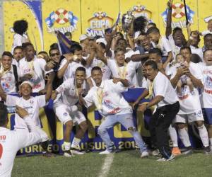 Los jugadores de Olimpia celebran su copa 30.