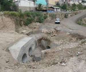 La nueva estructura en Reynel Fúnez avanza con trabajos de relleno y compactación luego de que la vía quedara destruida por las lluvias de octubre del 2025.