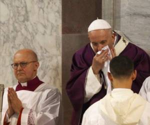 El papa Francisco se suena la nariz durante la misa del Miércoles que Ceniza, cuando presentó primer malestar por la gripe que lo aqueja. Foto: AP.