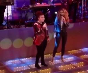 Momento en el que Lucero y su hija de 15 años de edad compartieron escenario por primera vez.