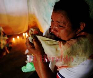 Los familiares rompieron en llanto por el inesperado deceso. Fotos Estalin Irías| EL HERALDO