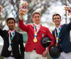 Momento en el que el catracho posa junto a los otros dos ganadores de los primeros lugares. (Foto: Jed Leicester)