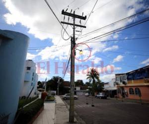 Según algunos vecinos del sector, la lámpara de este poste de luz pasa encendida las 24 horas del día. Foto: David Romero/EL HERALDO