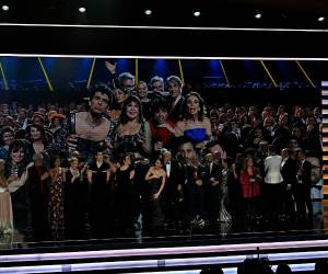 El elenco subió a recibir el premio.