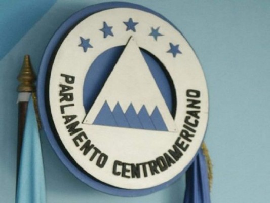 Unos 40 políticos hondureños podrán ocupar las plazas en el Parlacen.