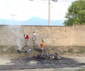 Elementos del Cuerpo de Bomberos llegaron a la zona tras recibir una alerta sobre una cuatrimoto en llamas, donde también encontraron un cuerpo carbonizado.