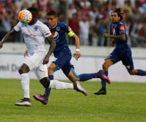 Acción del partido entre Olimpia y Motagua en el estadio Nacional por las semifinales del fútbol hondureño. Foto: Juan Salgado / Grupo OPSA.