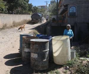 Vecinos del sector 7B de la colonia Villa Nueva, además de no contar el servicio de agua potable, corren el riesgo que las cisternas no estén abastecidas y en consecuencia, no les vendan el vital líquido.
