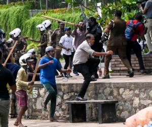 Los manifestantes se pelean con la policía frente a la oficina del presidente en Colombo el 9 de mayo de 2022.