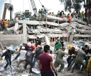 Los expertos dan 72 horas en promedio para que sobreviva una persona en los escombros, aunque en México, en el devastador sismo de 1985, la resistencia humana rompió expectativas. Foto: AFP