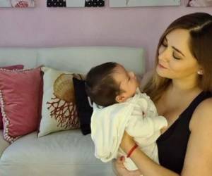 Sherlyn cargando a su hijo André. La orgullosa madre no para de presumir a su retoño en las redes sociales.