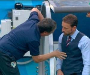 Bolillo Gómez se acercó al entrenador de Inglaterra, Gareth Southgate. Foto captura Directv Sports.