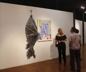 “Hoja de vida 504”, del último ganador de la Bienal de Escultura y Cerámica, Marcio Arteaga.