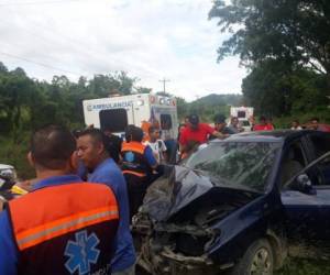 Las víctimas se conducían en un automóvil tipo turismo, color azul, el cual quedó con la parte de enfrente completamente destruida.