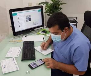 El galeno dedica horas de su tiempo para poder atender a todo el que le escribe o le llama para recibir atención médica. Foto: Amaury García