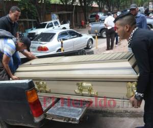 Los familiares retiran de la morgue el cadáver de Marco Donaire. Fotos: Alex Pérez/ El Heraldo Honduras.