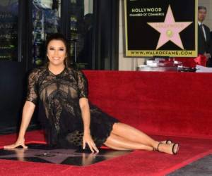 La actriz con sus ocho meses de embarazo posó sentada en el piso junto a su estrella en el Paseo de la Fama en Hollywood. (Foto: AP)