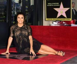 La actriz con sus ocho meses de embarazo posó sentada en el piso junto a su estrella en el Paseo de la Fama en Hollywood. (Foto: AP)