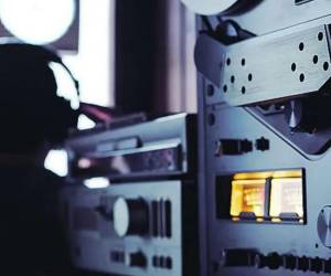 Un informe de transparencia de la empresa privada Telefónica, matriz de Movistar en Venezuela, difundido por la organización Ve Sin Filtro, evidencia que la compañía de telecomunicaciones realiza espionaje masivo, intercepciones telefónicas y bloqueos digitales que le son ordenados por el gobierno de Venezuela.