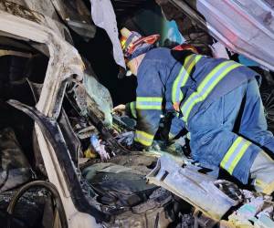 Un camión impactó en una casa situada en el kilómetro 113 de la carretera CA-5, en el desvío que conduce hacia Taulabé, departamento de Comayagua, la noche del pasado miércoles 6 de mayo, dejando como saldo dos muertos y una vivienda completamente destruida. A continuación los detalles e imágenes del siniestro.