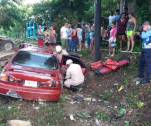 Así quedó el vehículo al impactar contra una cisterna de alcantarillado. Foto: EL HERALDO