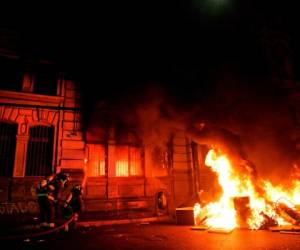 Momento en el que los cuerpos de socorro intentaban sofocar las llamas. (Foto: AFP)