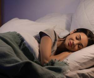 En medio del ritmo acelerado de la vida diaria, muchas personas sacrifican horas de sueño sin imaginar el impacto que esto tiene en su salud. Especialistas advierten que dormir bien es fundamental para el bienestar físico y emocional.