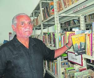 En su hogar ha formado una biblioteca personal, muy consultada por los estudiantes.