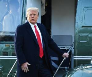 Momento en que el expresidente, Donald Trump se preparaba para abordar el helicóptero que lo llevaría a su nueva casa en Florida. Foto: AFP