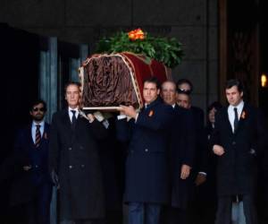 Miembros de la familia Franco cargan con el féretro con los restos del fallecido dictador Francisco Franco a la salida de la basílica del Valle de los Caídos, en El Escorial, a las afueras de Madrid, el 24 de octubre de 2019. Foto: AP.