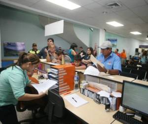 Abarrotadas oficinas de AER por descuento en el pronto pago. Foto: El Heraldo.