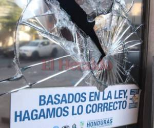 Un grupo de personas allanaron los predios del Ministerio Público y causaron destrozos en el lugar. (Foto: Mario Urrutia/ El Heraldo Honduras)