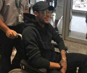 La superestrella brasileña Neymar llega a Río de Janeiro después de volar desde París el 1 de marzo de 2018 antes de una operación en su pie fracturado. Foto AFP