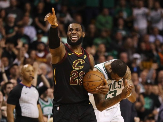 LeBron James # 23 de Cleveland Cavaliers reacciona en la segunda mitad contra Boston Celtics durante el Juego Siete de la Final de la Conferencia Este de la NBA 2018 en TD Garden. Foto: Agencia AFP.