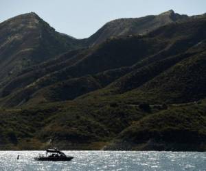Un buque de rescate continúa buscando a la actriz desaparecida Naya Rivera en el lago Piru. Foto AP