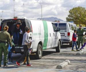 Unas camionetas de la Patrulla Fronteriza dejan a unos migrantes en el Centro de Recreación Meerscheidt, en Las Cruces, Nuevo México. Foto: AP
