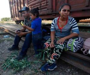 José Vallecillo, su esposa Sandra e hija Brittany, han soportado una infructuosa espera para obtener sus visas y han gastado todo su dinero en alimentos y transporte. FOTO: AP