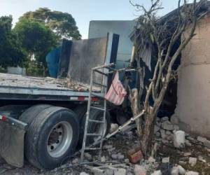 El pesado vehículo impactó fuertemente contra la humilde vivienda, donde afortunadamente solo se registran pérdidas materiales.