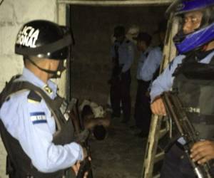 En las imágenes se observa al hombre tirado en el suelo, amarrado de pies y manos con sábana blanca.