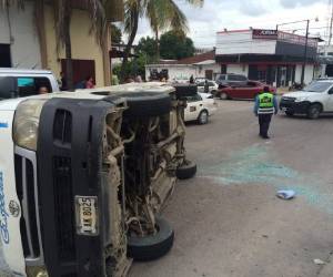El choque fue entre un vehículo turismo color rojo y un rapidito, foto: Hoy Mismo.