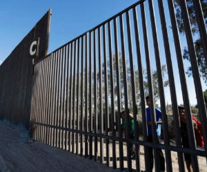 Actualmente, las barreras cubren 1.052 kilómetros (654 millas) de los 3.145 kilómetros (casi 2.000 millas) de la frontera con México. (Foto: AP)