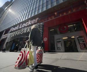 Una persona haciendo compras en Nueva York el 19 de abril del 2021. Foto:AP